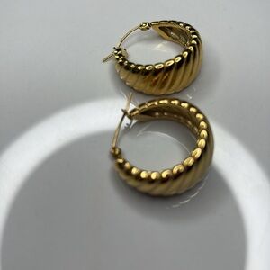 “Croissant” stainless steel gold hoops